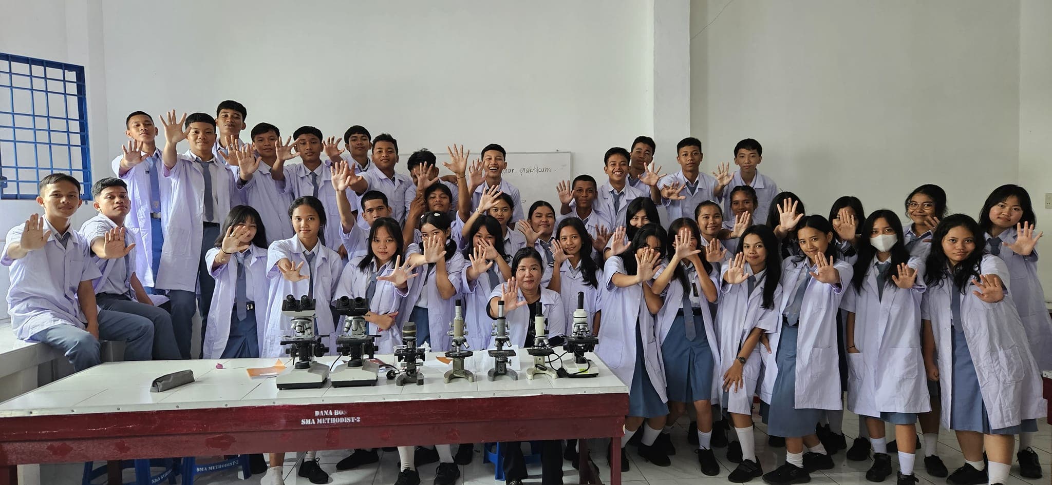 Menjelajah Dunia Ilmiah: Siswa-Siswi Methodist 2 Kisaran di Laboratorium